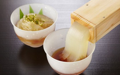 Để chống chọi với mùa hè nóng bức, người Nhật có món "mì" trong suốt tráng miệng cực độc đáo