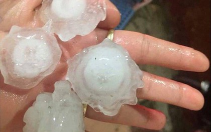 Mưa đá ào ào trút xuống Xuân Lộc, nhiều nhà dân hư hại