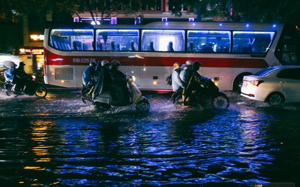 Khu vực sân bay Tân Sơn Nhất ngập nặng sau mưa lớn, hành khách "vượt sông" ra phi trường