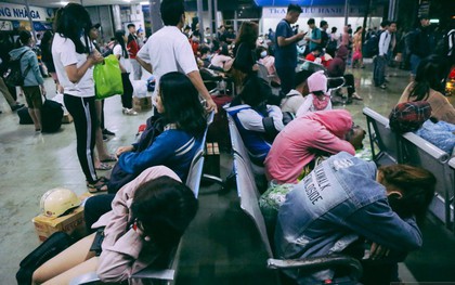 Lỉnh kỉnh đồ đạc trở về Sài Gòn sau kỳ nghỉ lễ 30/4, hàng trăm sinh viên khổ sở vì cơn mưa lớn lúc rạng sáng