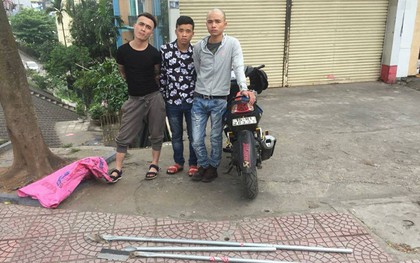 Phát hiện 3 đối tượng ngông nghênh, đi đến đâu người dân 2 bên dạt ra đến đấy, CSGT Hà Nội áp sát khống chế