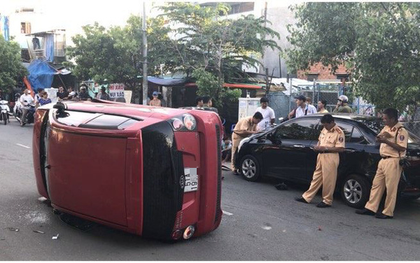 Thiếu niên 17 tuổi lái ô tô gây tai nạn liên hoàn, xe lật nhào trên phố Sài Gòn