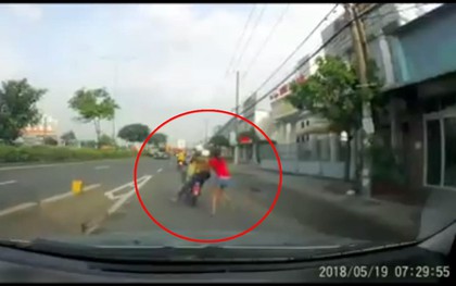 Clip: Cô gái tuyệt vọng kêu cứu khi bị cướp kéo lê trên quốc lộ ở vùng giáp ranh Sài Gòn