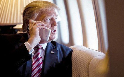 Tổng thống Donald Trump dùng tới 2 chiếc iPhone, trái ngược với ông Obama trước kia