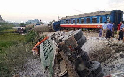 Thanh Hoá: Tàu hỏa Bắc Nam đâm xe ben khiến 5 toa bị lật, ít nhất 2 người tử vong 8 người bị thương