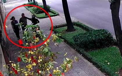 Clip: Nhân viên Tổng Lãnh sự quán Nga tại TP. HCM bị giật dây chuyền khi đi bộ