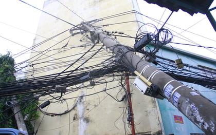 Mưa lớn kèm gió mạnh làm sập mái nhà, quật ngã cây xanh và kéo gãy trụ điện ở Sài Gòn