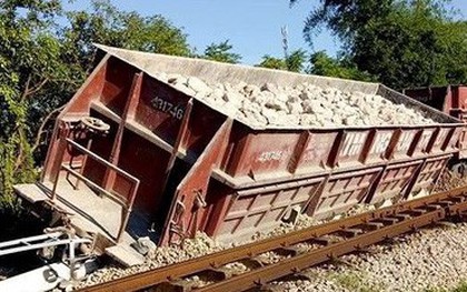 Nghệ An: Toa tàu chở đá bất ngờ lật nghiêng, đâm gãy cột đèn tín hiệu