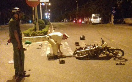 Xe khách chở 15 người tông xe máy rồi đâm vào gốc cây