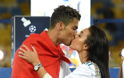 Ronaldo nồng nàn khóa môi Georgina trong ngày đi vào lịch sử Champions League