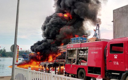 Quảng Nam: Tàu câu mực cháy dữ dội, 10 tỉ đồng thành tro
