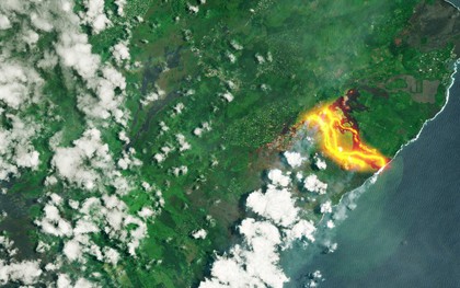 Núi lửa phun trào cực mạnh ở Hawaii, dung nham có thể được nhìn thấy từ ngoài vũ trụ