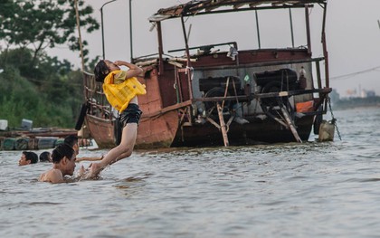 Bến đò sông Hồng trở thành bãi tắm tự phát dịp hè cho người dân Hà Nội dù tiềm ẩn nhiều nguy cơ