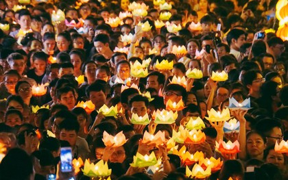 Hàng nghìn người Sài Gòn chen chân thả hoa đăng trên kênh Nhiêu Lộc mừng đại lễ Phật đản