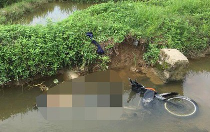 Đi thăm đồng, nữ trưởng thôn phát hiện thi thể nam thanh niên cạnh xe máy dưới mương