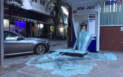 Xế hộp mất lái tông trụ ATM ở Sài Gòn, tài xế thoát chết lái xe chạy thẳng về nhà