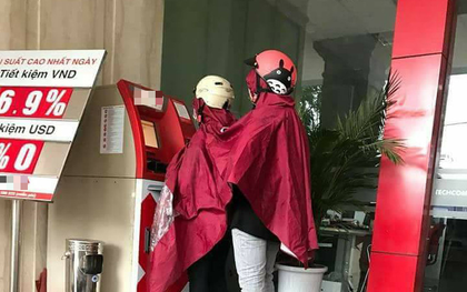 Hai nữ ninja phối hợp ăn ý để rút tiền khi trời đang mưa to khiến cư dân mạng bàng hoàng share vội