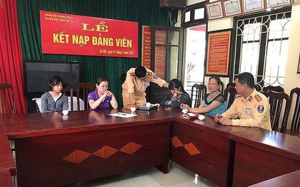 Giận bố mẹ, 2 bé gái rủ nhau trốn nhà đi "bụi"