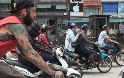 Anh Tây xăm trổ kín người đi phượt bằng xe đạp trên đường phố Hà Nội gây chú ý trên MXH