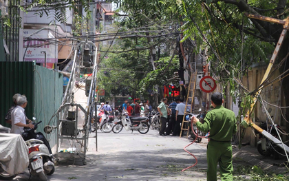 Hà Nội: Đang ngồi uống nước, 2 người bị cáp giàn cẩu đứt, rơi trúng trọng thương