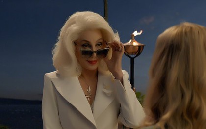 Hậu truyện "Mamma Mia" tung trailer cuối cùng: Chị đẹp có là gì khi chúng ta có Cher - "bà ngầu" gấp bội!