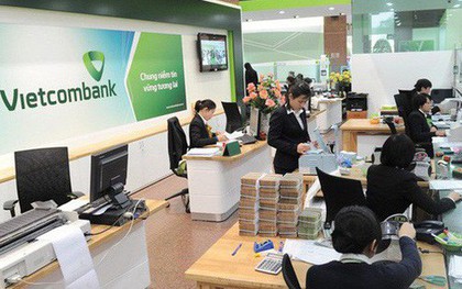 Sau SMS Banking và Mobile Banking, Vietcombank lại tăng phí rút tiền qua ATM