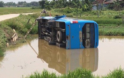 Hà Tĩnh: Xe khách lao xuống hồ nước, hàng chục hành khách hoảng loạn