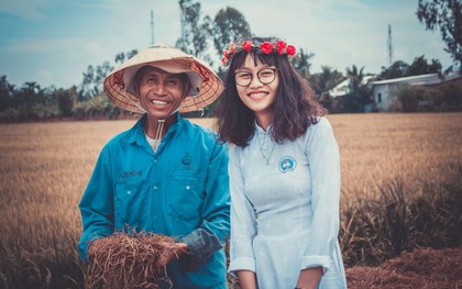 Nữ sinh mặc áo dài, lội ruộng chụp ảnh với cha trong ngày bế giảng: Mình chẳng ngại gì khi cha mẹ là nông dân