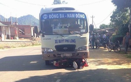 Xe máy "đấu đầu" xe buýt, vợ chết, chồng cùng 2 con nguy kịch