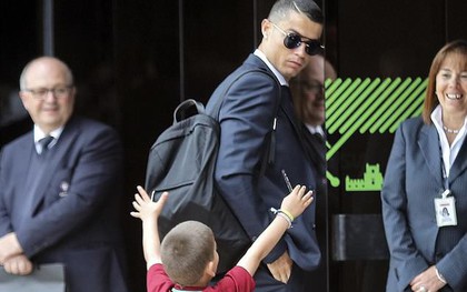 Fan nhí khóc trong sung sướng, tiễn Ronaldo sang Nga dự World Cup 2018