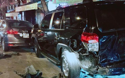 Người dân vây bắt thanh niên lái siêu xe BMW gây tai nạn liên hoàn nghi có biểu hiện ngáo đá