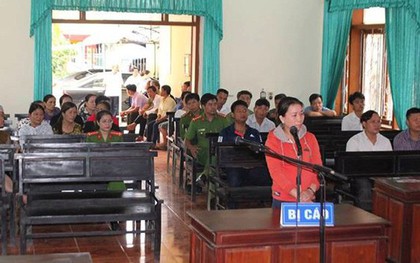 Hà Tĩnh: Nữ tiểu thương hắt tiết lợn vào người Chủ tịch huyện bị phạt 4 tháng tù giam