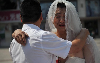 Người đàn ông chấp nhận mặc váy cưới đứng đường để cứu con gái bị bệnh khiến nhiều người cảm động