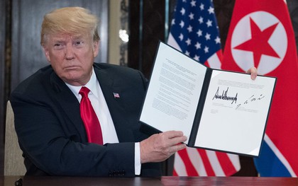 Ông Donald Trump và ông Kim Jong-un đã đặt bút ký cam kết "hoàn toàn phi hạt nhân hóa" trên bán đảo Triều Tiên