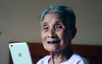 Cụ bà 93 tuổi lần đầu nhìn mình qua camera điện thoại: "Giống đấy, nhưng mặt hơi gầy, mắt hơi sâu một chút"