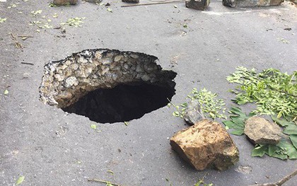 Hà Giang: Xuất hiện "hố tử thần" sâu hàng trăm mét trên đường