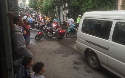 Gọi điện không được, vợ vội vàng về nhà thì phát hiện chồng và con trai đã tử vong, cơ thể có nhiều vết chém