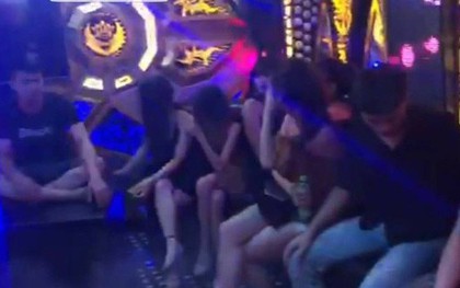 Nữ sinh viên "bay lắc" cùng 8 thanh niên trong quán Karaoke