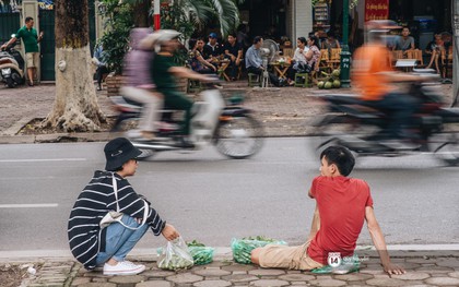 Mùa sấu về trên phố phường Hà Nội: Nhóm thợ đánh giày tranh thủ "đổi nghề", kiếm tiền triệu mỗi ngày