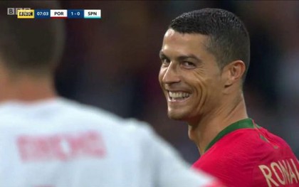 Ronaldo cười "gian xảo", bị Pique tố "hay ăn vạ quá"