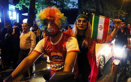Người dân Iran đổ ra đường ăn mừng nhờ bàn phản lưới nghiệt ngã của đối thủ