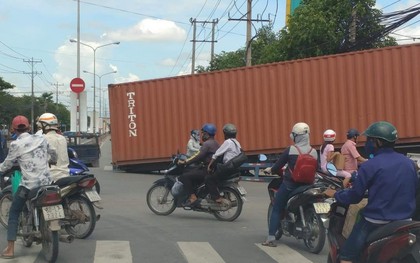 Container gãy sập giữa đường, hàng chục người thoát chết trong gang tấc