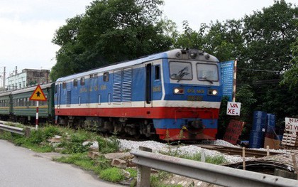 Nữ nhân viên gác chắn "đau bụng" khiến tàu phải dừng khẩn cấp ở đường ngang