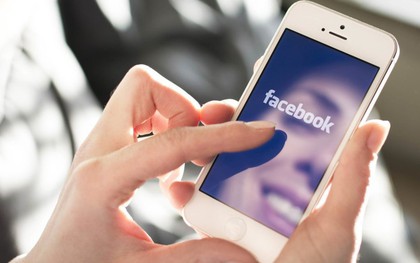 Scandal gần đây của Facebook càng xoáy thêm vào nỗi đau của Zuckerberg: Họ không sở hữu một chiếc smartphone nào cả