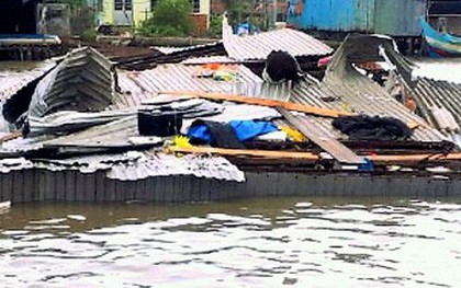 Lại xảy ra sạt lở đất ven sông ở Cà Mau, 6 căn nhà hư hại