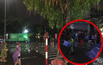 Hà Nội: Người dân ''hôi'' hàng trăm chiếc ghế nhựa của ban tổ chức khi chương trình gặp cơn mưa rào