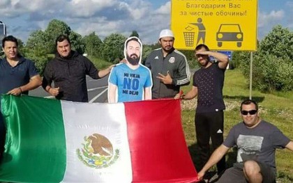 Bị vợ cấm cửa, chàng CĐV Mexico vẫn "lượn lờ" khắp World Cup nhờ hội bạn thân "tinh tế"
