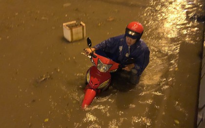 Mưa lớn trong đêm khiến nhiều tuyến đường Sài Gòn ngập thành sông, người đi xe máy bì bõm lội nước