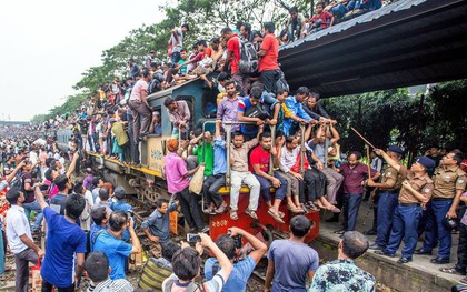 Hàng ngàn người Bangladesh chen chúc nhau ngồi lên nóc tàu để trở về nhà trong dịp nghỉ lễ