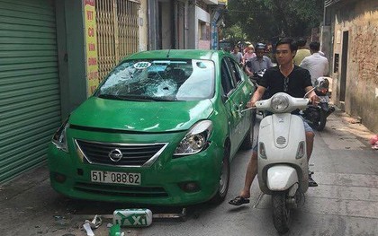 Hà Nội: Taxi đỗ trên đường bị người đàn ông lao vào đập vỡ kính, bẻ gãy gương chiếu hậu